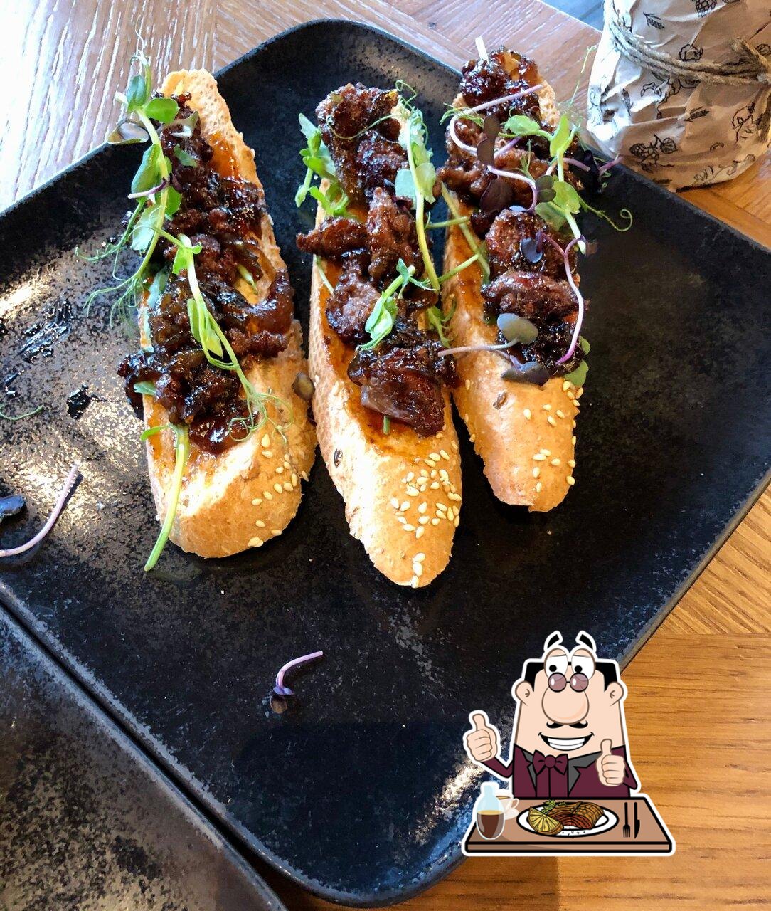 Отведайте мясные блюда из меню.