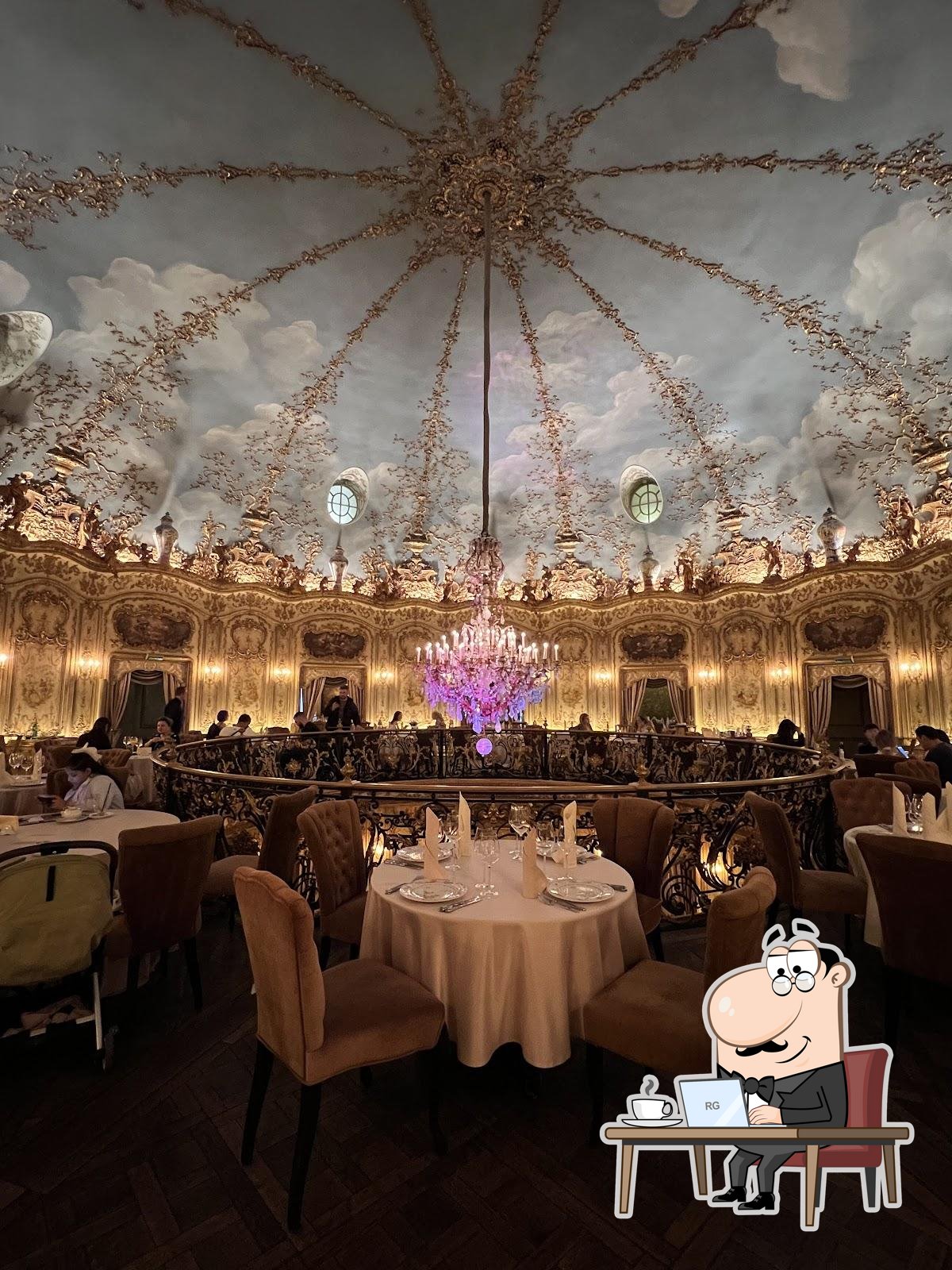 Посмотрите на внутренний интерьер "Турандот".