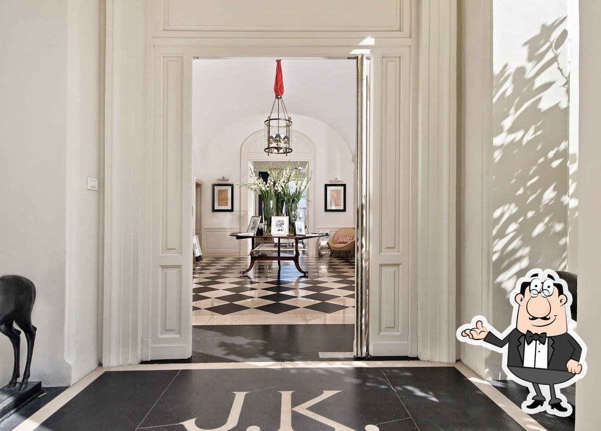 Посмотрите на внутренний интерьер "J.K. Place Capri".