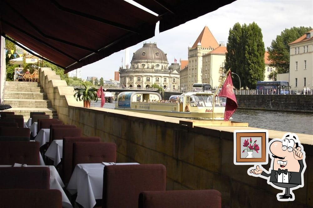 Посмотрите на внутренний интерьер "Grill Royal".