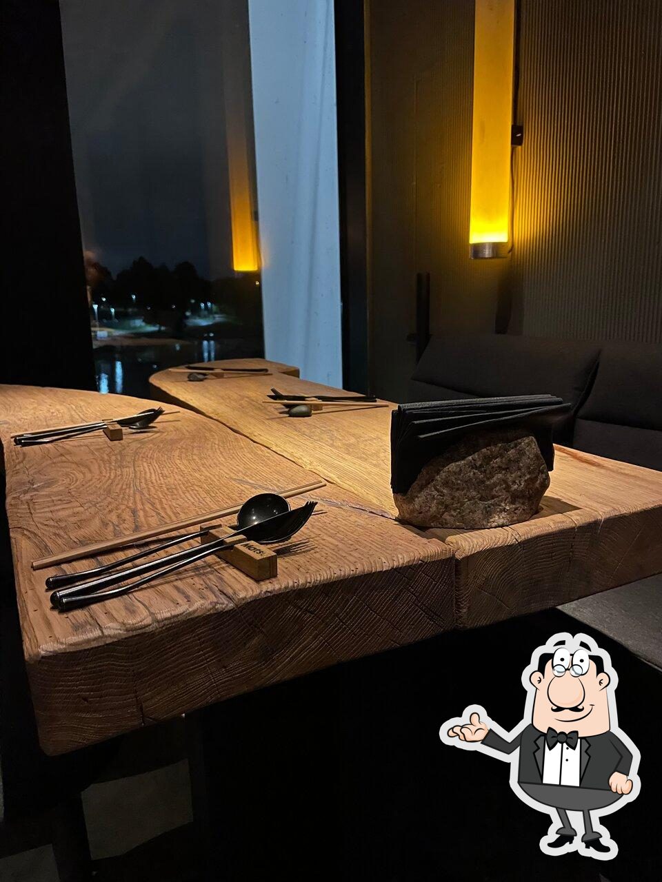 Посмотрите на внутренний интерьер "Matsu izakaya & Roku bar".