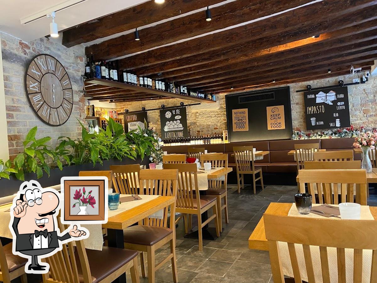 Забронируйте столик в "Ristorante Bacarandino ai Corazzieri".