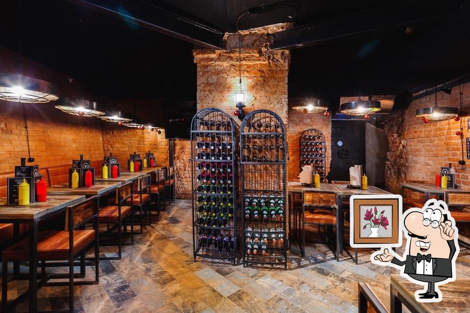 Посмотрите на внутренний интерьер "Хищник Стейкs & Burgers".