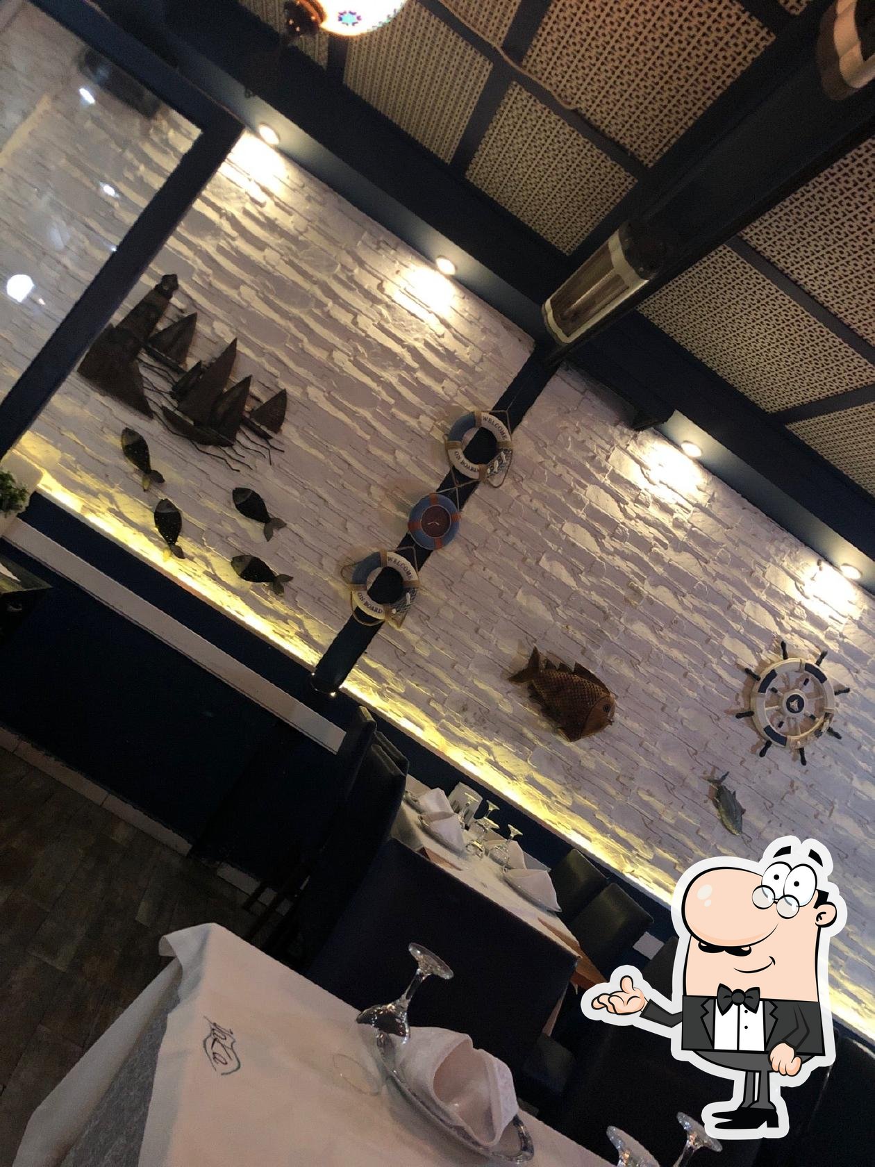 Посмотрите на внутренний интерьер "Yaka Balık Restaurant".