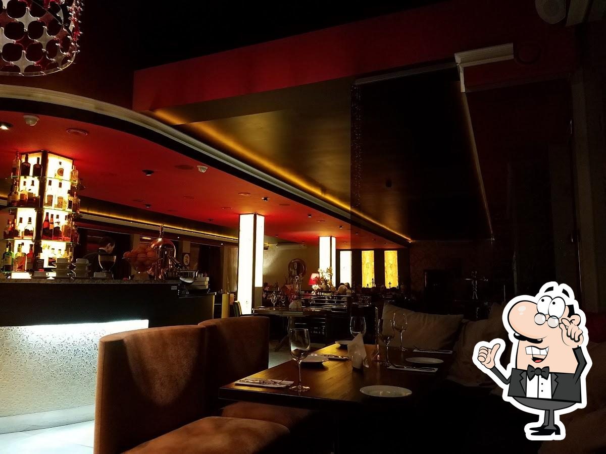 Посмотрите на внутренний интерьер "La Rosa Rossa".