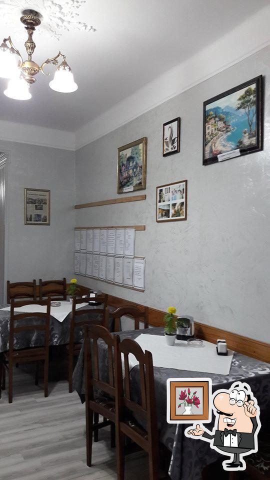 Посмотрите на внутренний интерьер "Cafe Ellada".