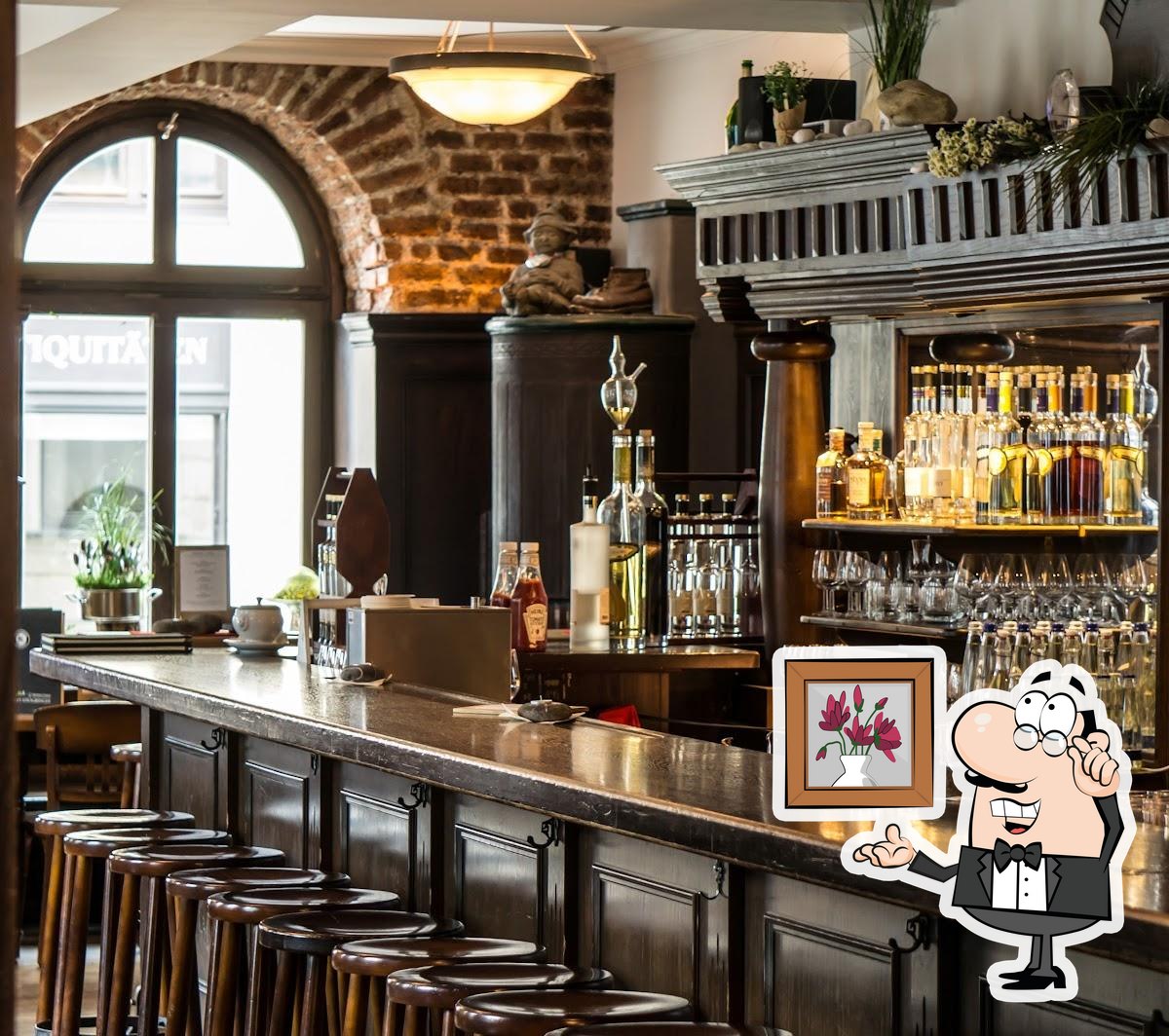 Посмотрите на внутренний интерьер "Wirtshaus Zum Straubinger".