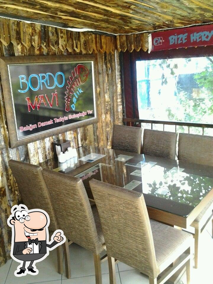 Посмотрите на внутренний интерьер "Bordo Mavi Cafe".