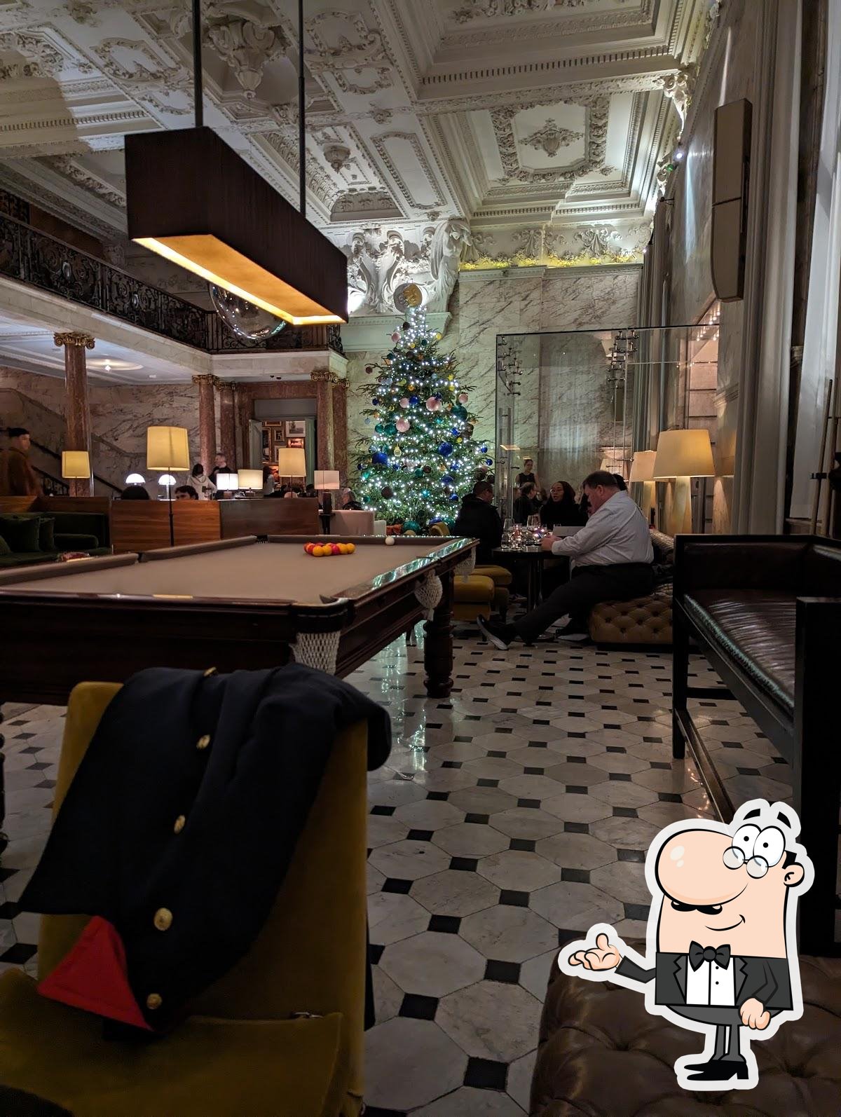 Посмотрите на внутренний интерьер "Berners Tavern".