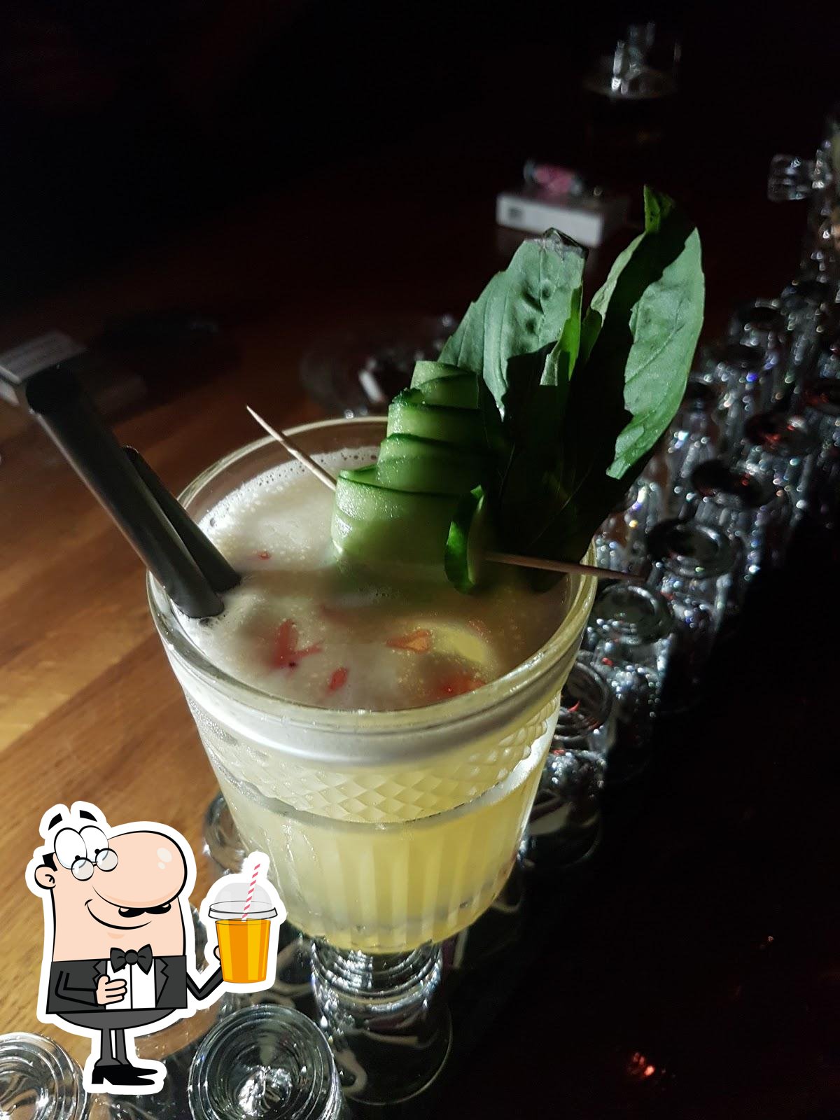Закажите различные напитки, предлагаемые "Urban Street Bar".