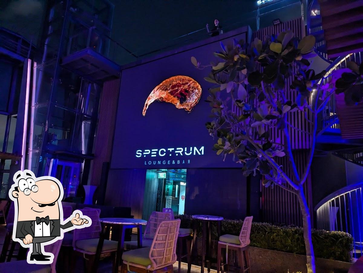 Забронируйте столик в "Spectrum Lounge & Bar".