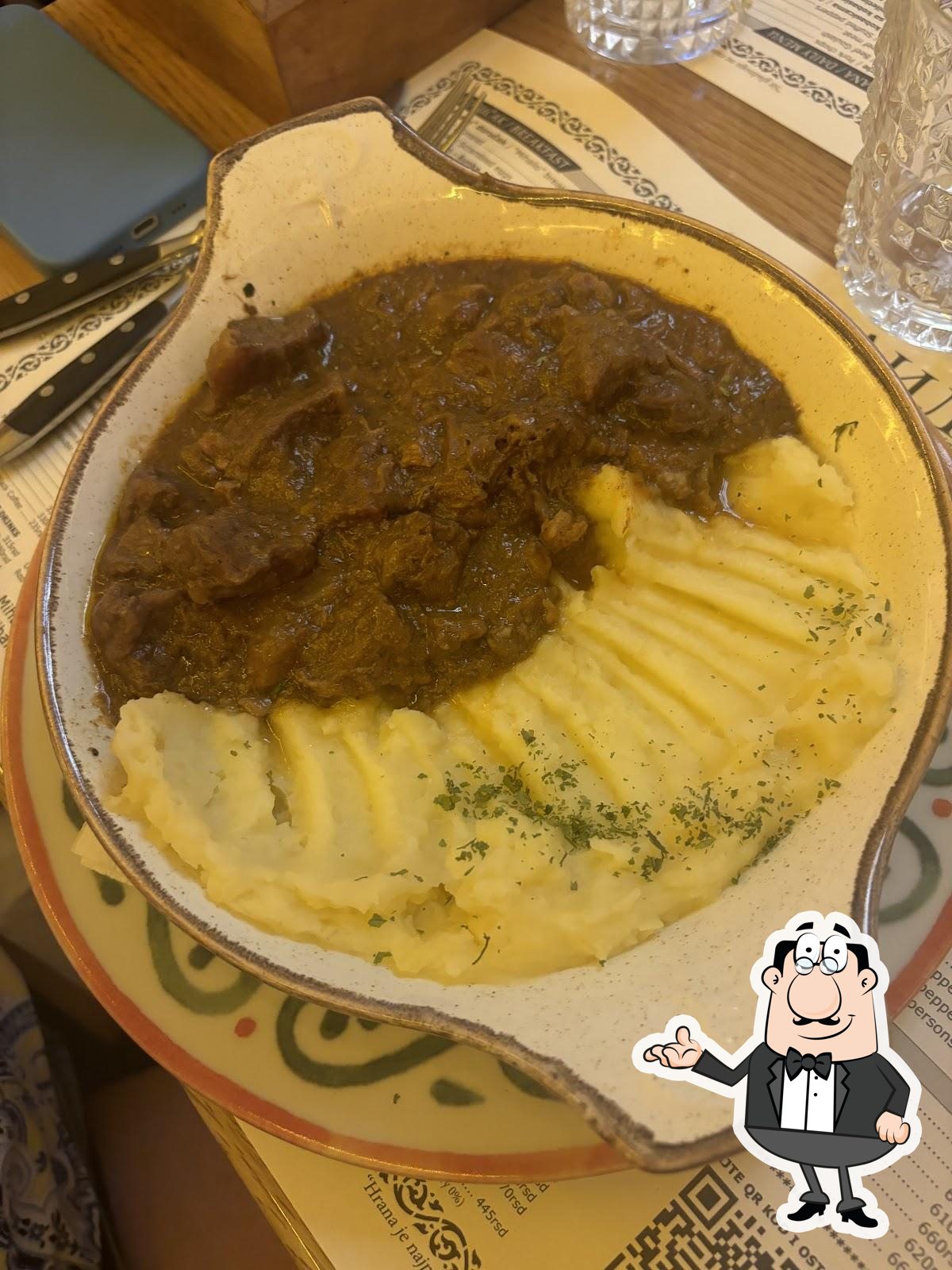 Посмотрите на внутренний интерьер "Restoran Mihailo".