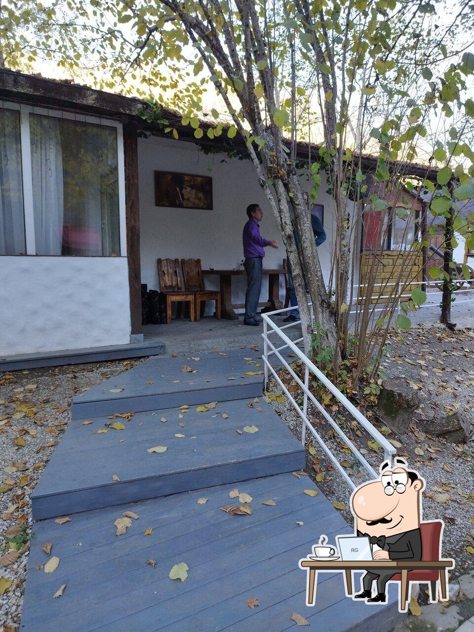 Забронируйте столик в "Сказка".