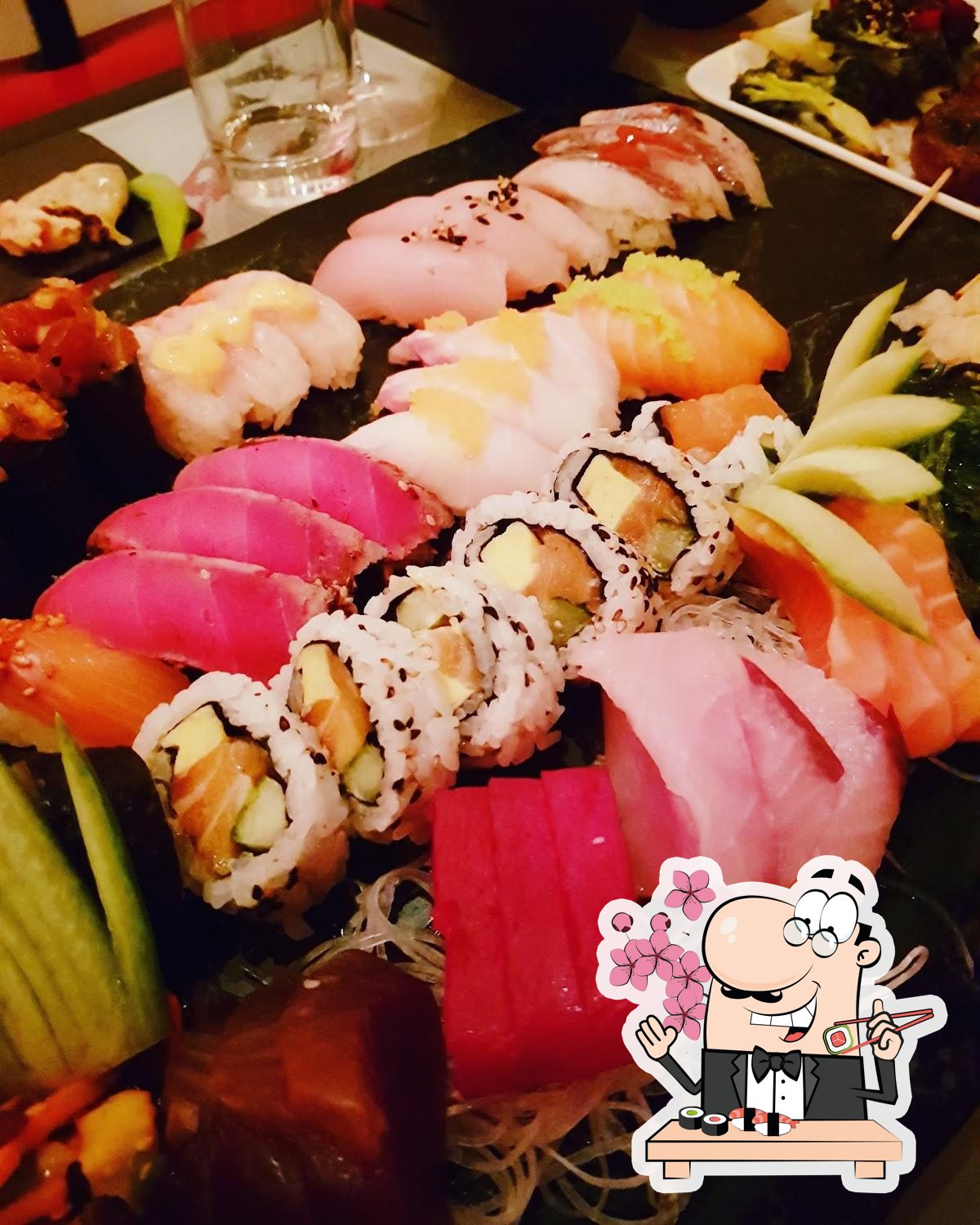 Попробуйте суши в "Raw Sushi & Grill".