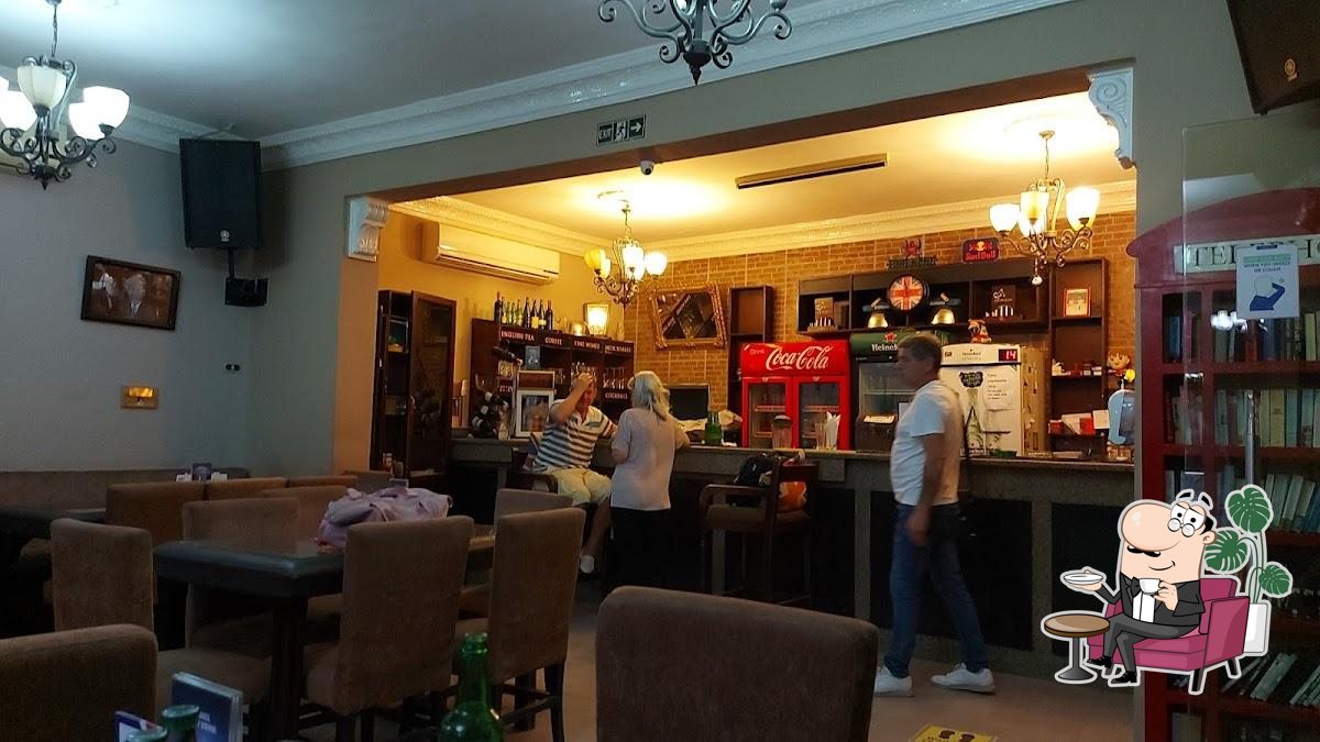 Посмотрите на внутренний интерьер "Union Jack Bar and Restaurant".