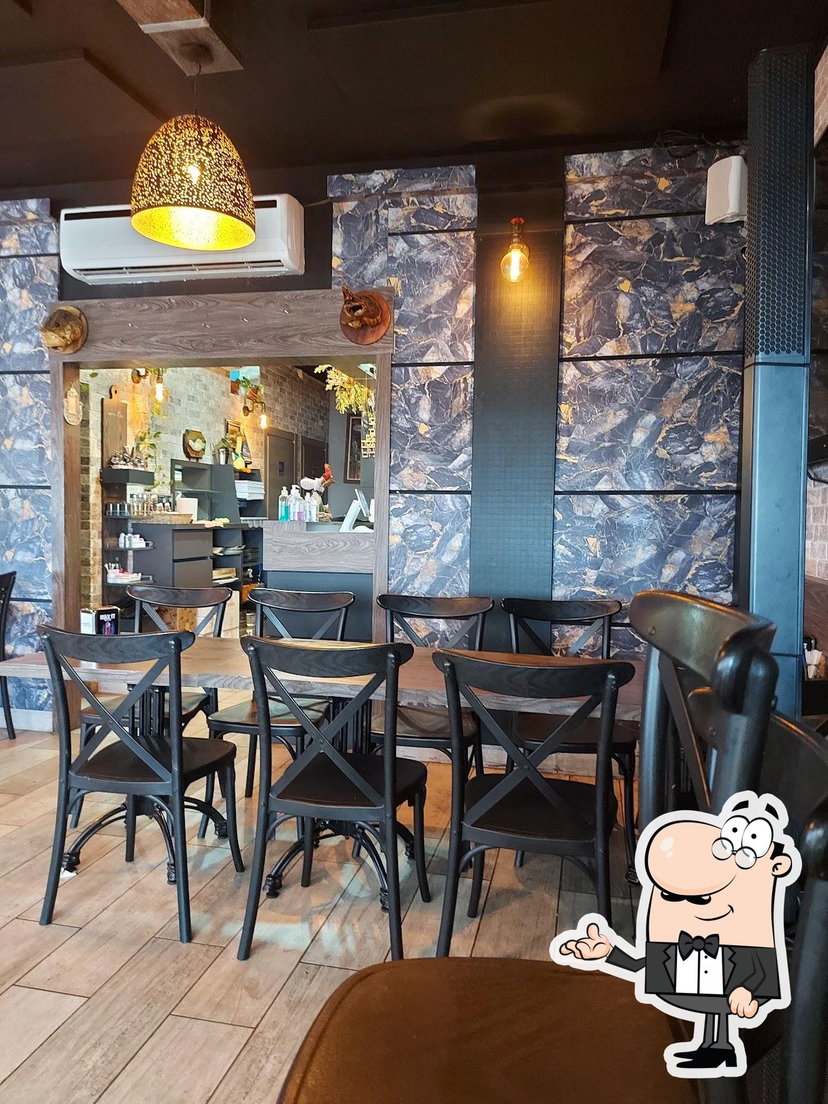 Посмотрите на внутренний интерьер "Seafront Restaurant".