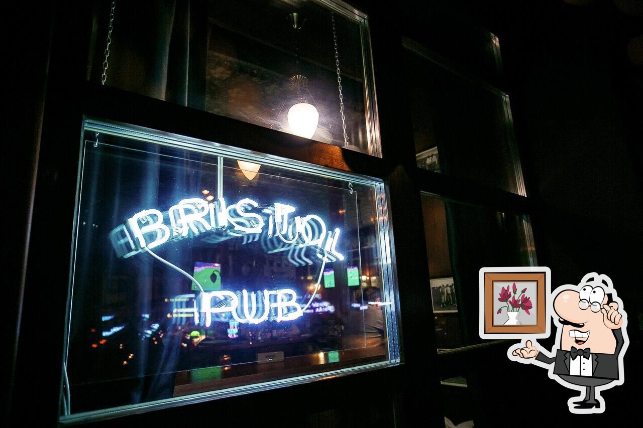 Посмотрите на внутренний интерьер "Бристоль Паб".