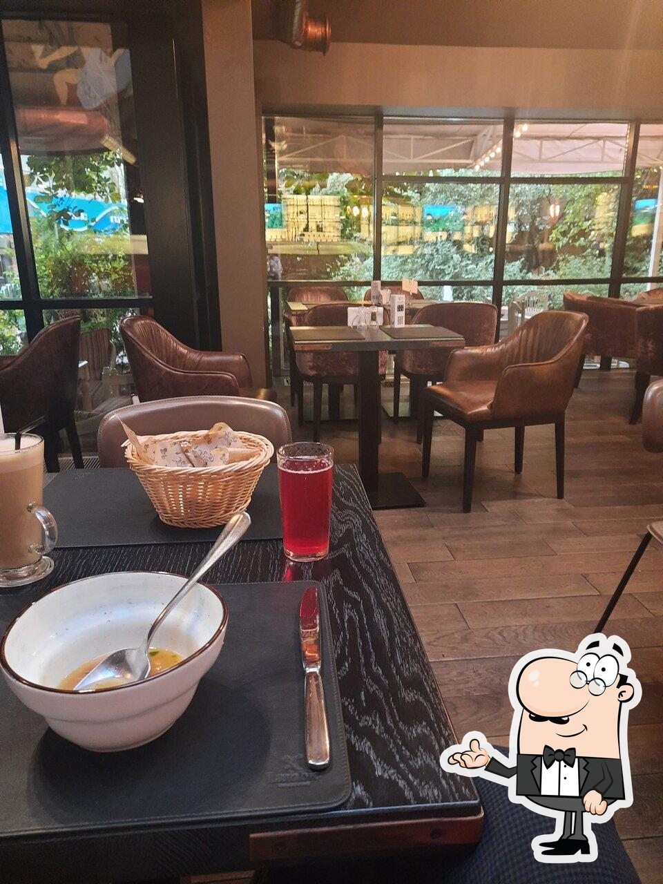 Посмотрите на внутренний интерьер "Brasserie Lambic".