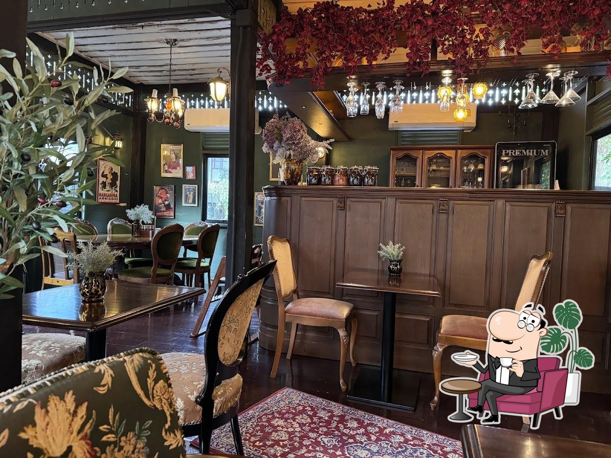 Посмотрите на внутренний интерьер "Ranee's Velo Restaurant".