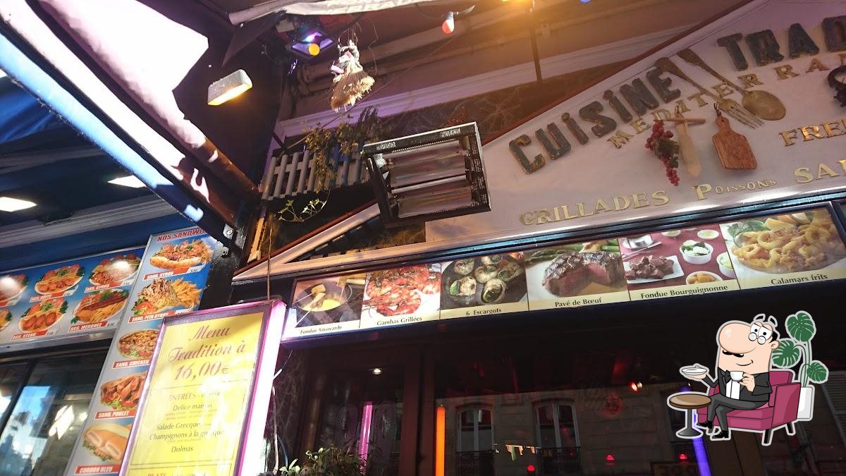 Забронируйте столик в "Santorini Restaurant".