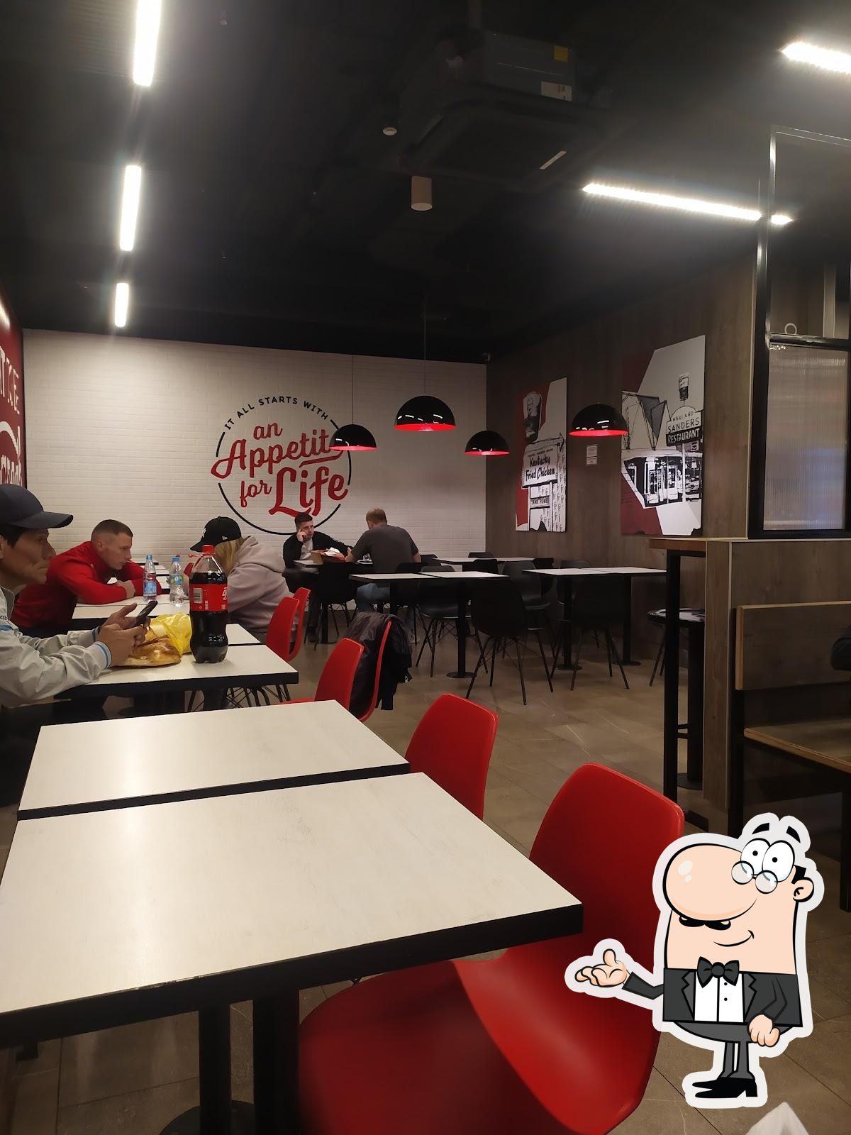 Посмотрите на внутренний интерьер "Rostic's".