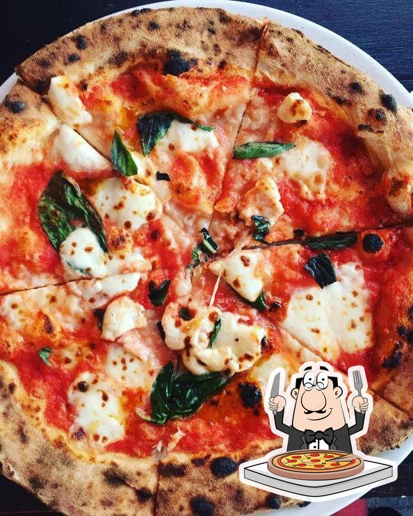 Попробуйте пиццу в "Goodfellas Wood Oven Pizza".