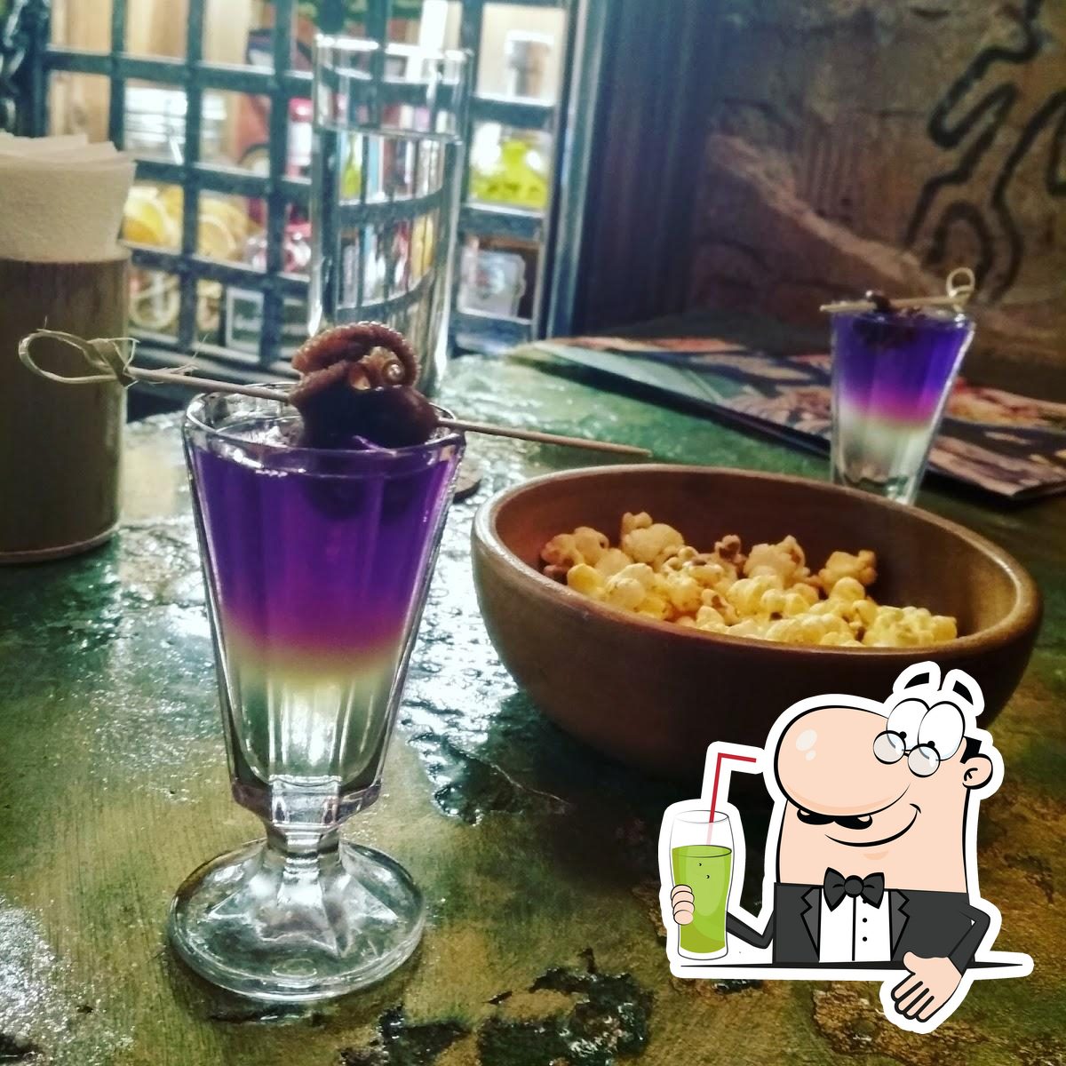 Насладитесь напитками  из бара "Make Tiki Room".