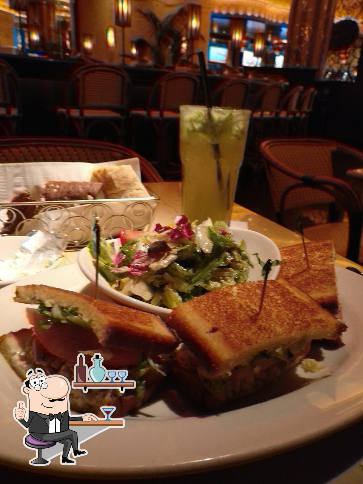 Посмотрите на внутренний интерьер "The Cheesecake Factory".