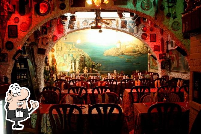Посмотрите на внутренний интерьер "Santorini Restaurant".