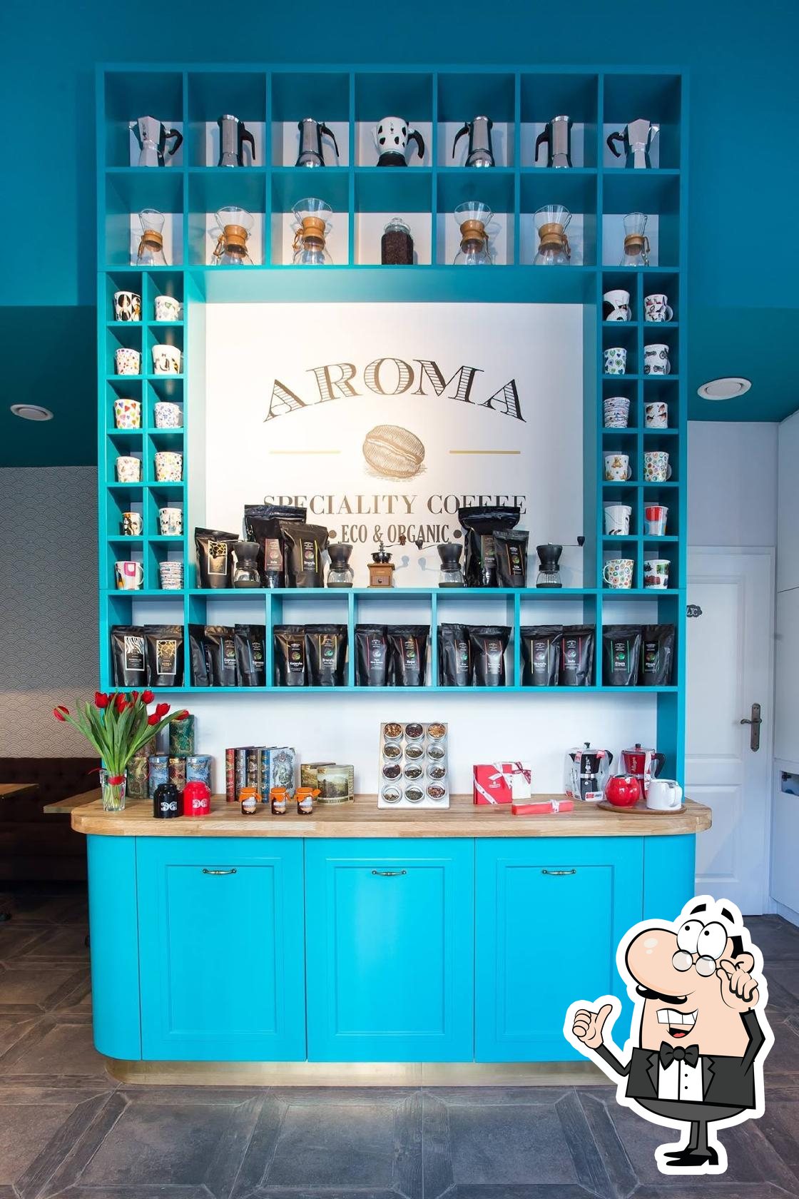 Посмотрите на внутренний интерьер "Aroma Café Specialty Coffee".