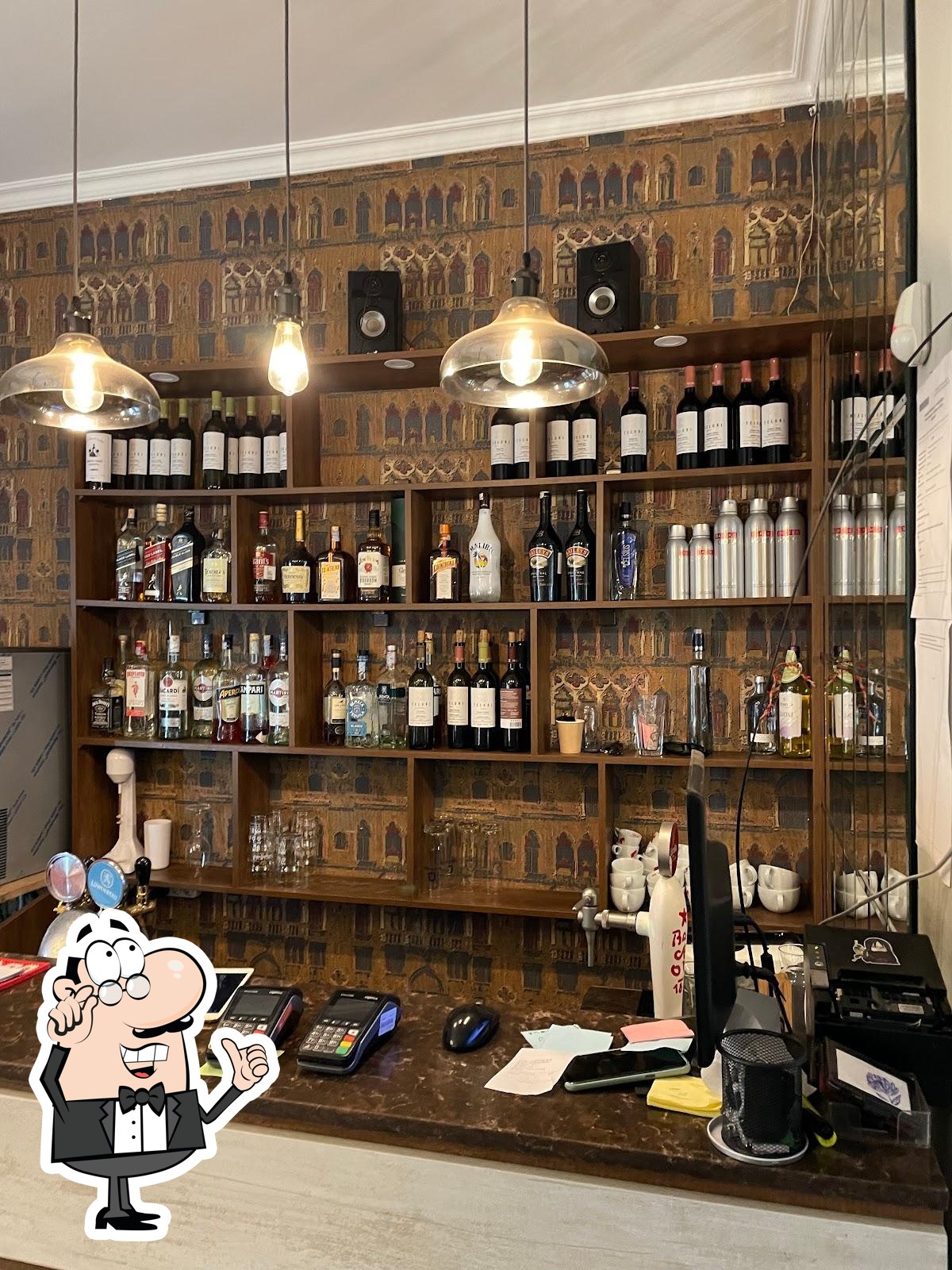 Посмотрите на внутренний интерьер "Museum cafe bar".