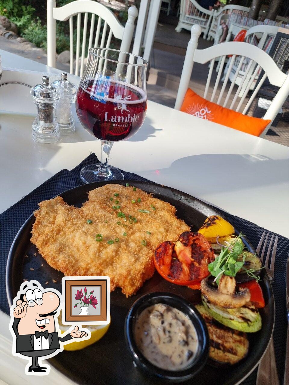 Посмотрите на внутренний интерьер "Brasserie Lambic".