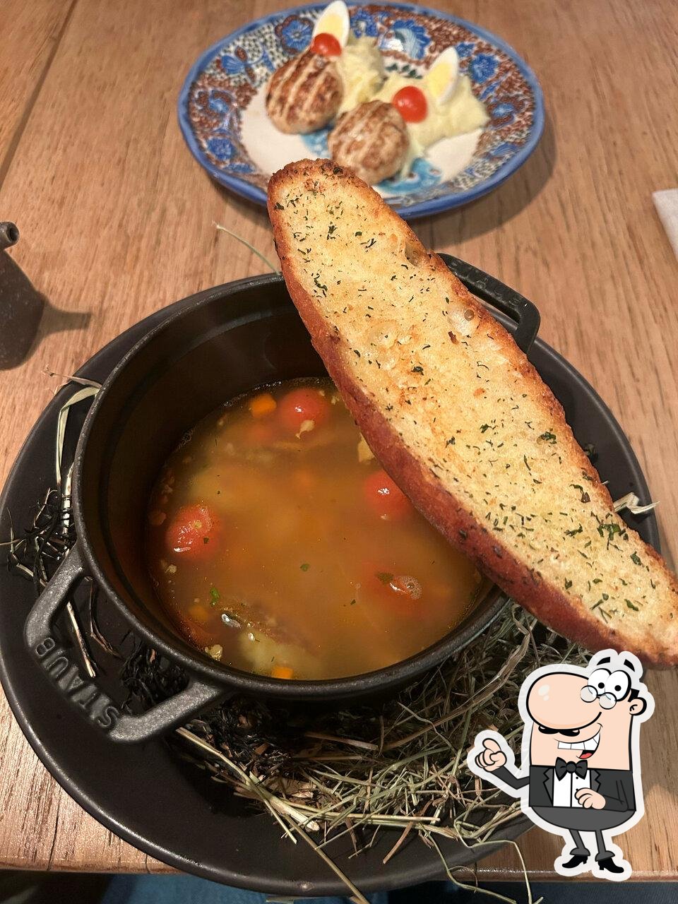 Посмотрите на внутренний интерьер "Food Embassy".