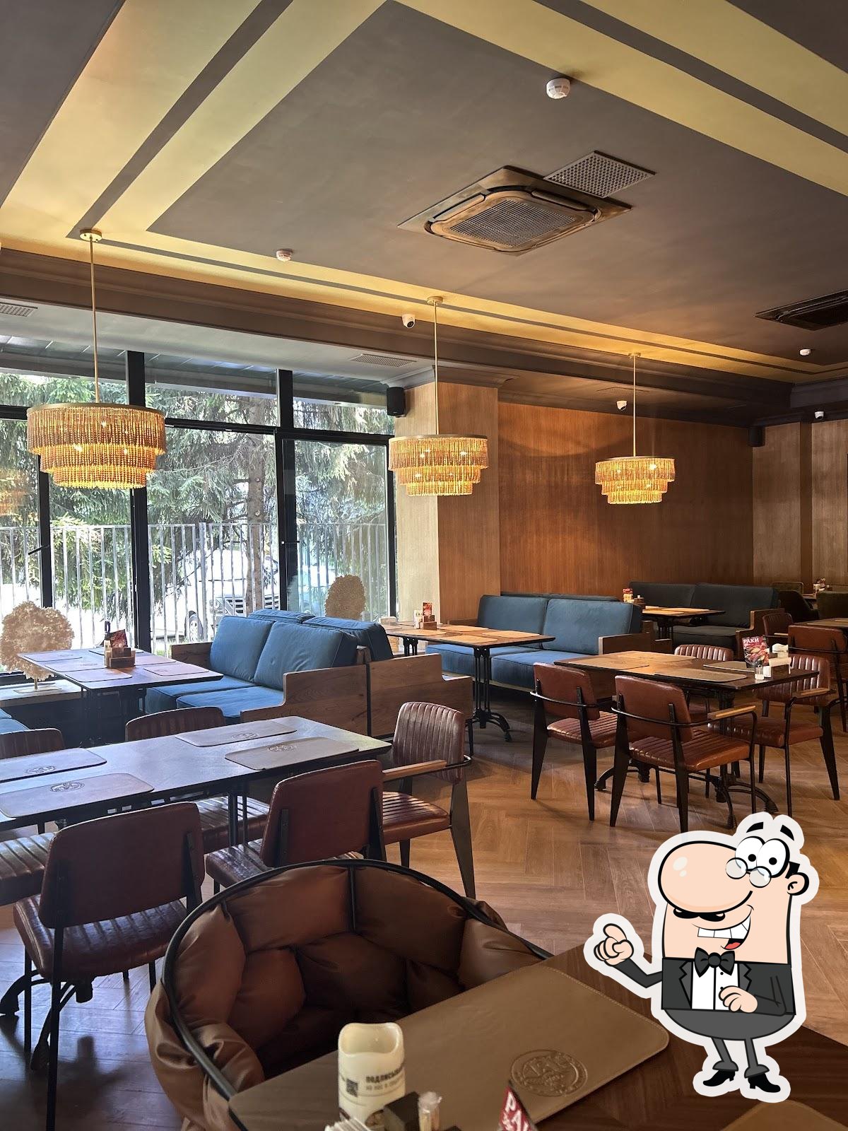 Посмотрите на внутренний интерьер "Гамбринус".