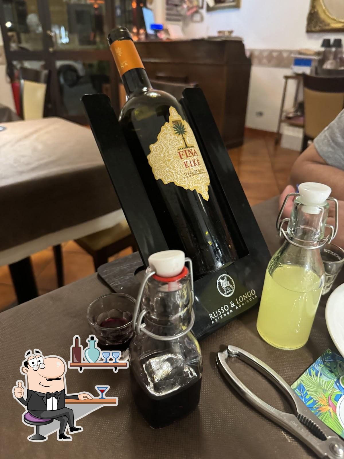Посмотрите на внутренний интерьер "Ristorante Tema".
