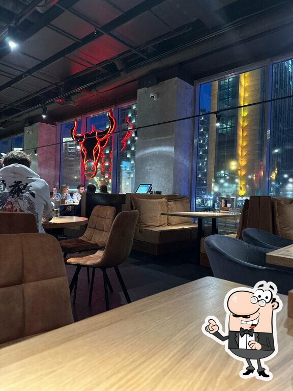 Посмотрите на внутренний интерьер "The Бык".