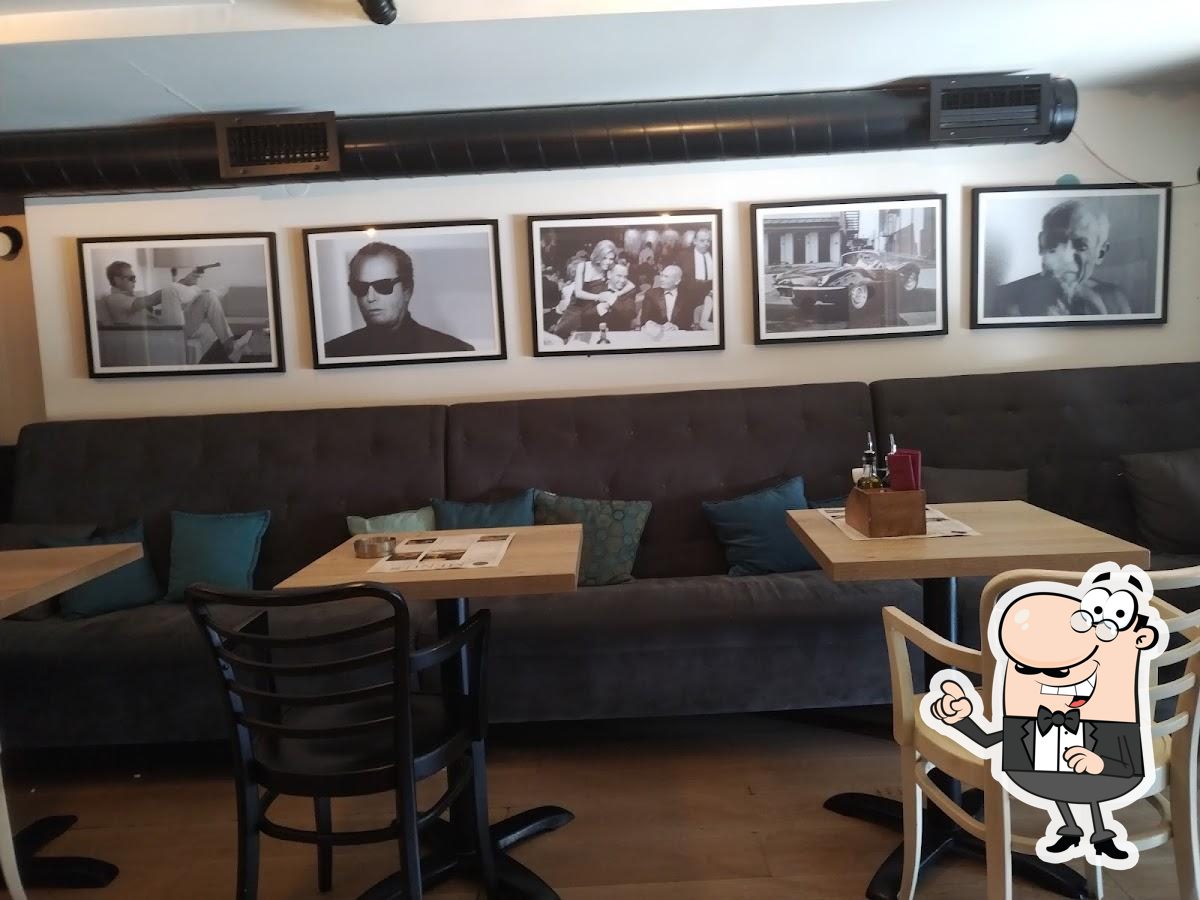 Посмотрите на внутренний интерьер "Roll Bar café&restaurant".
