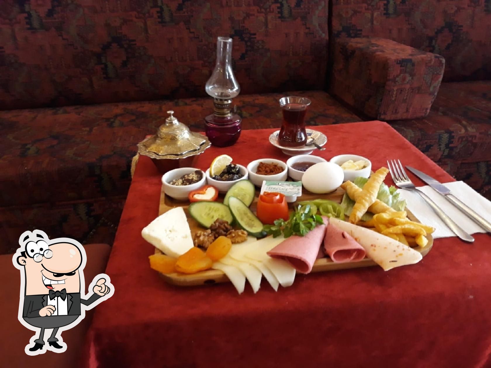 Посмотрите на внутренний интерьер "EHLİ KEYF CAFE".