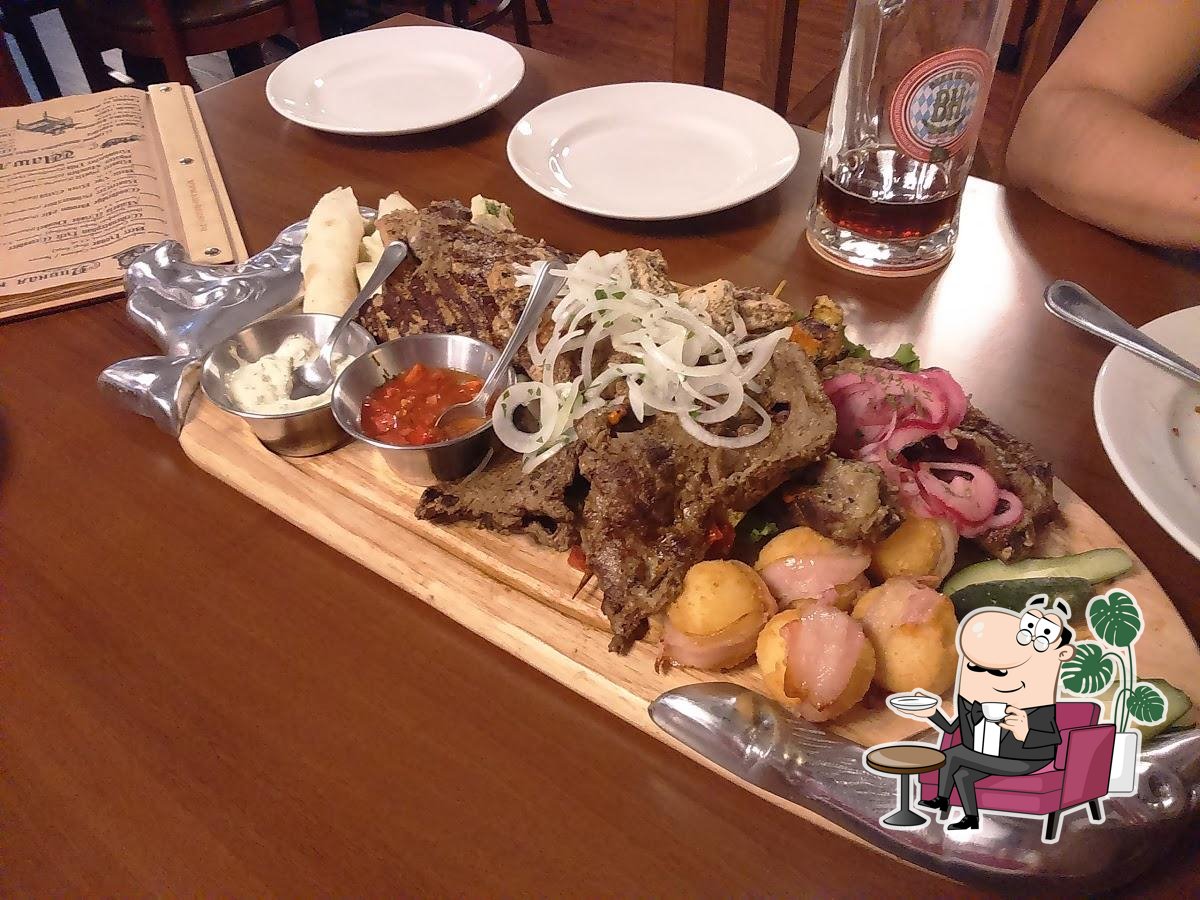 Посмотрите на внутренний интерьер "Beer House".