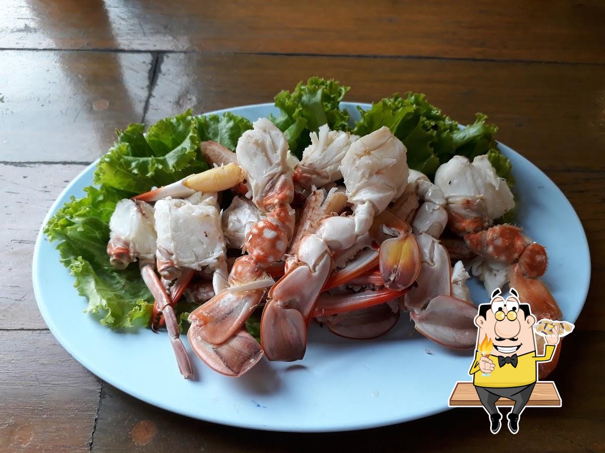  Посетители "Lung Sawai Seafood" могут  отведать  различные блюда из морепродуктов.