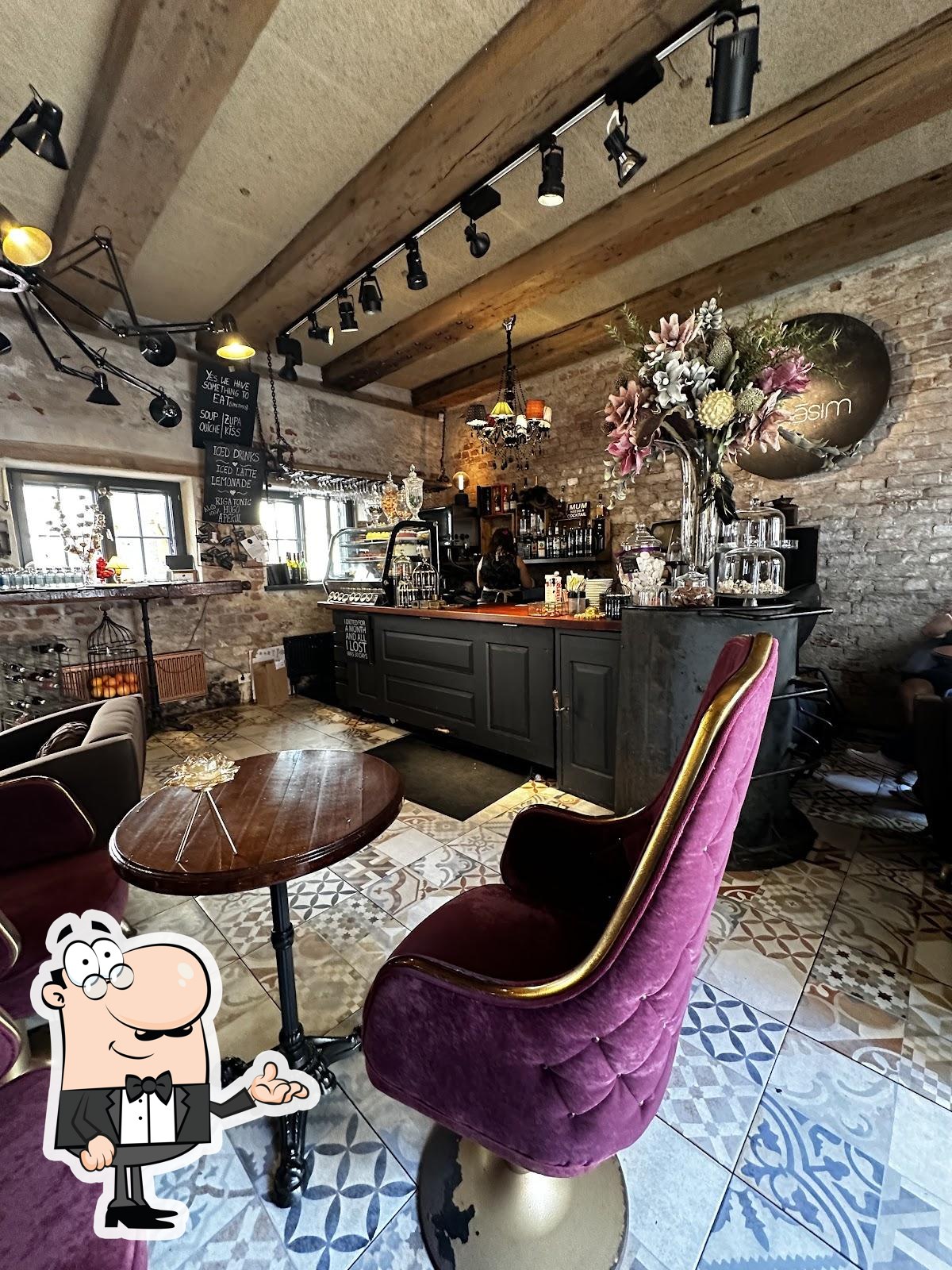 Интерьер "Parunāsim kafe'teeka coffee bar".