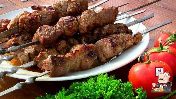 Тут большое количество мясных блюд.