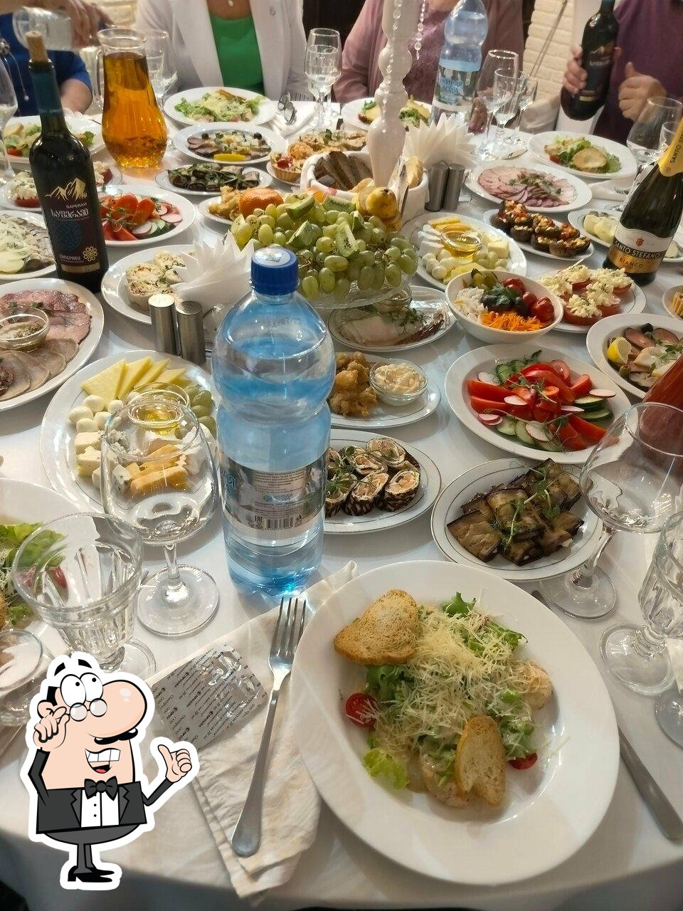 Посмотрите на внутренний интерьер "О2кафе".