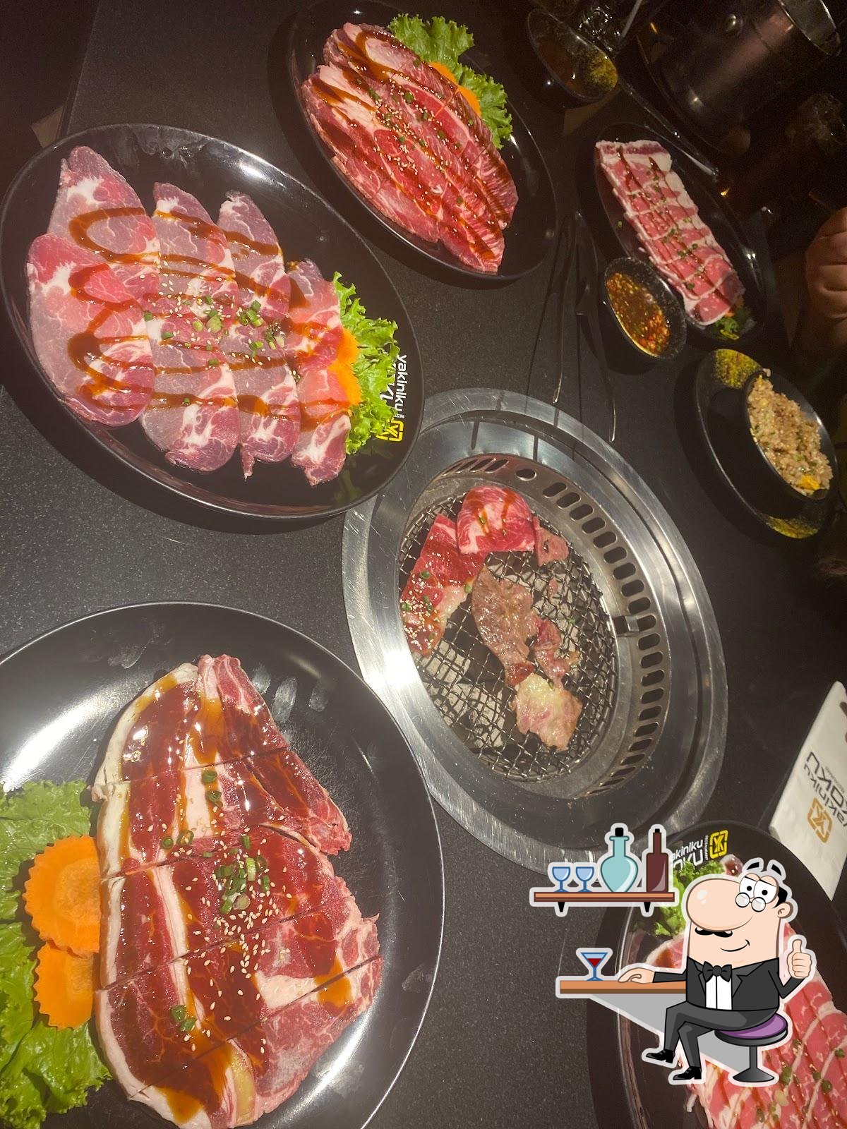 Посмотрите на внутренний интерьер "YAKINIKU KOKU".