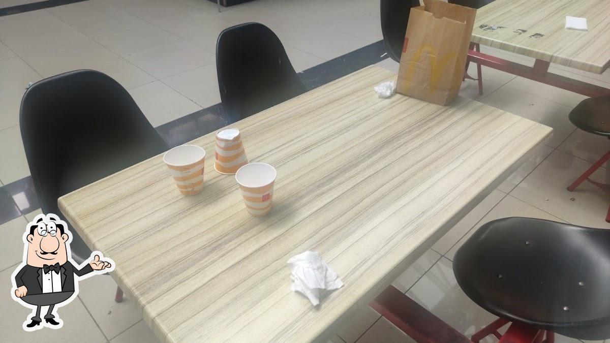 Забронируйте столик в "McDonald's".