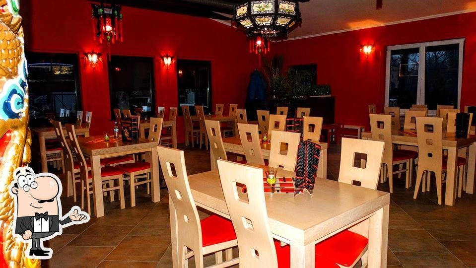 Посмотрите на внутренний интерьер "Sajgon Restaurant".