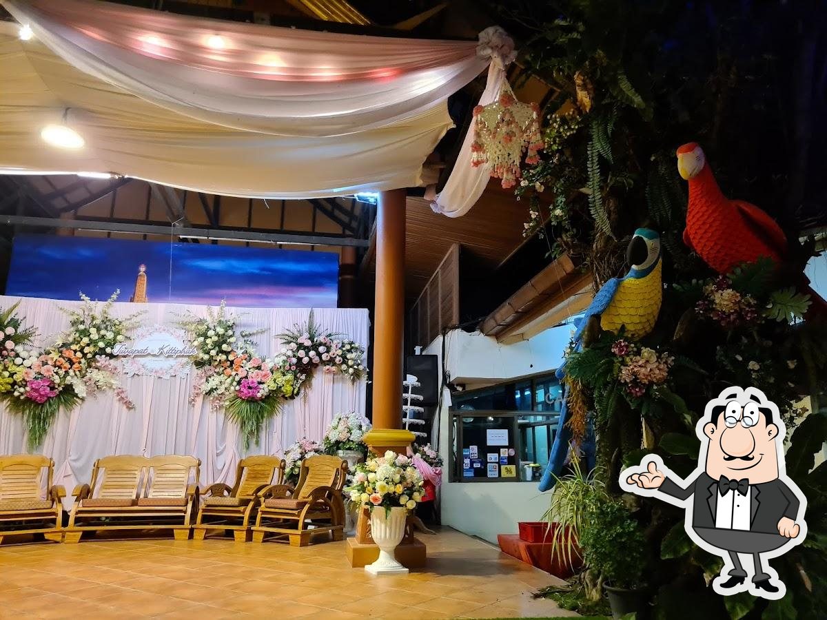 Забронируйте столик в "Ruenthai Restaurant".