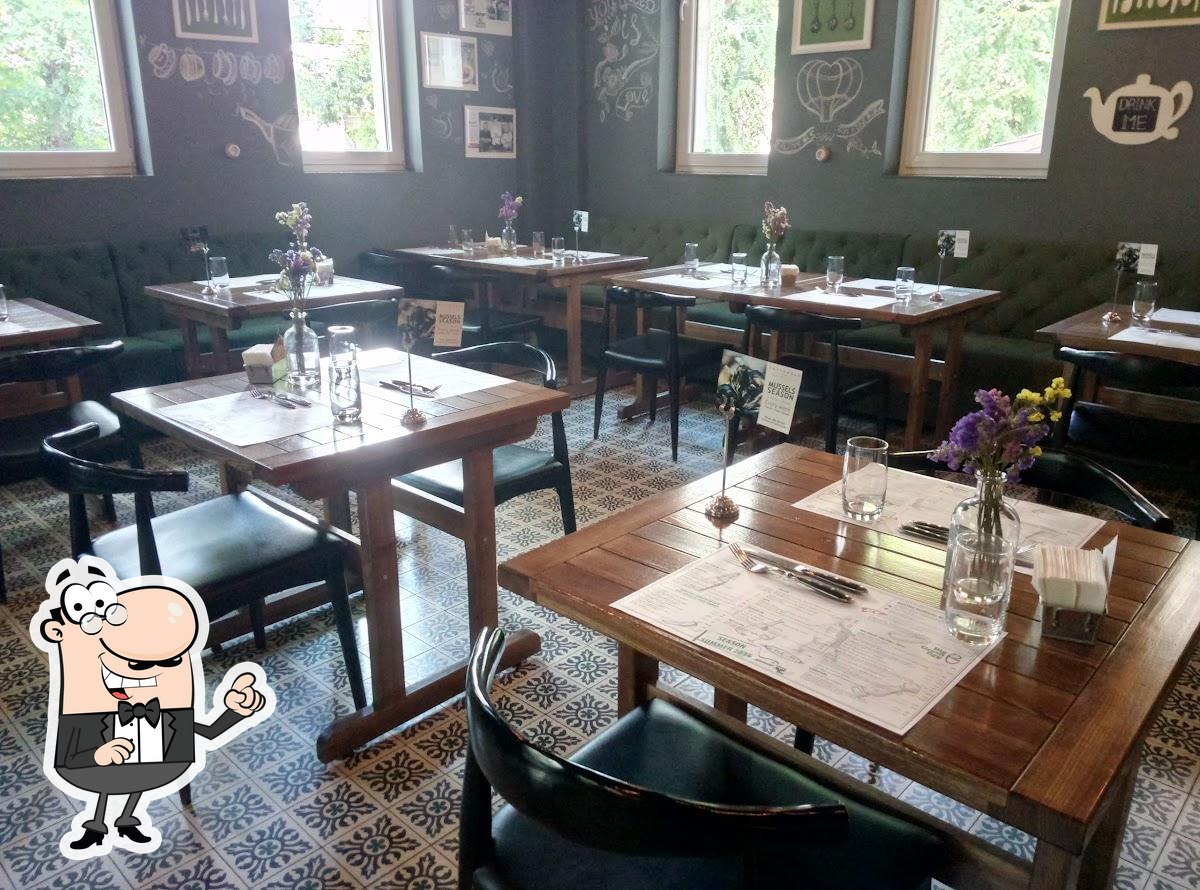 Посмотрите на внутренний интерьер "Gastrobar".