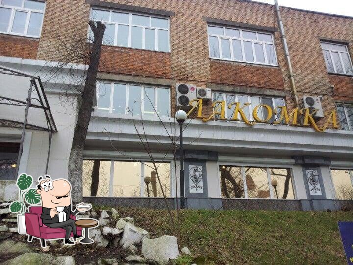 Посмотрите на внутренний интерьер "Лакомка".