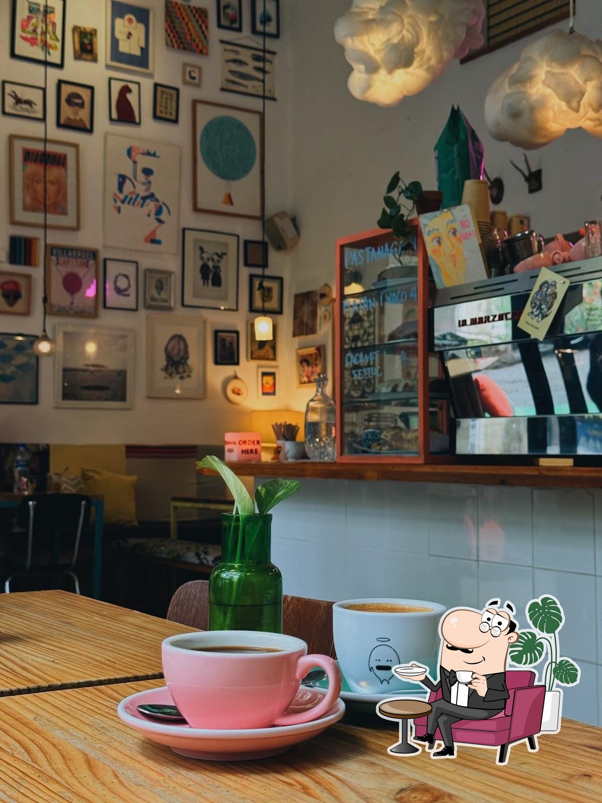 Посмотрите на внутренний интерьер "Café Cometa".